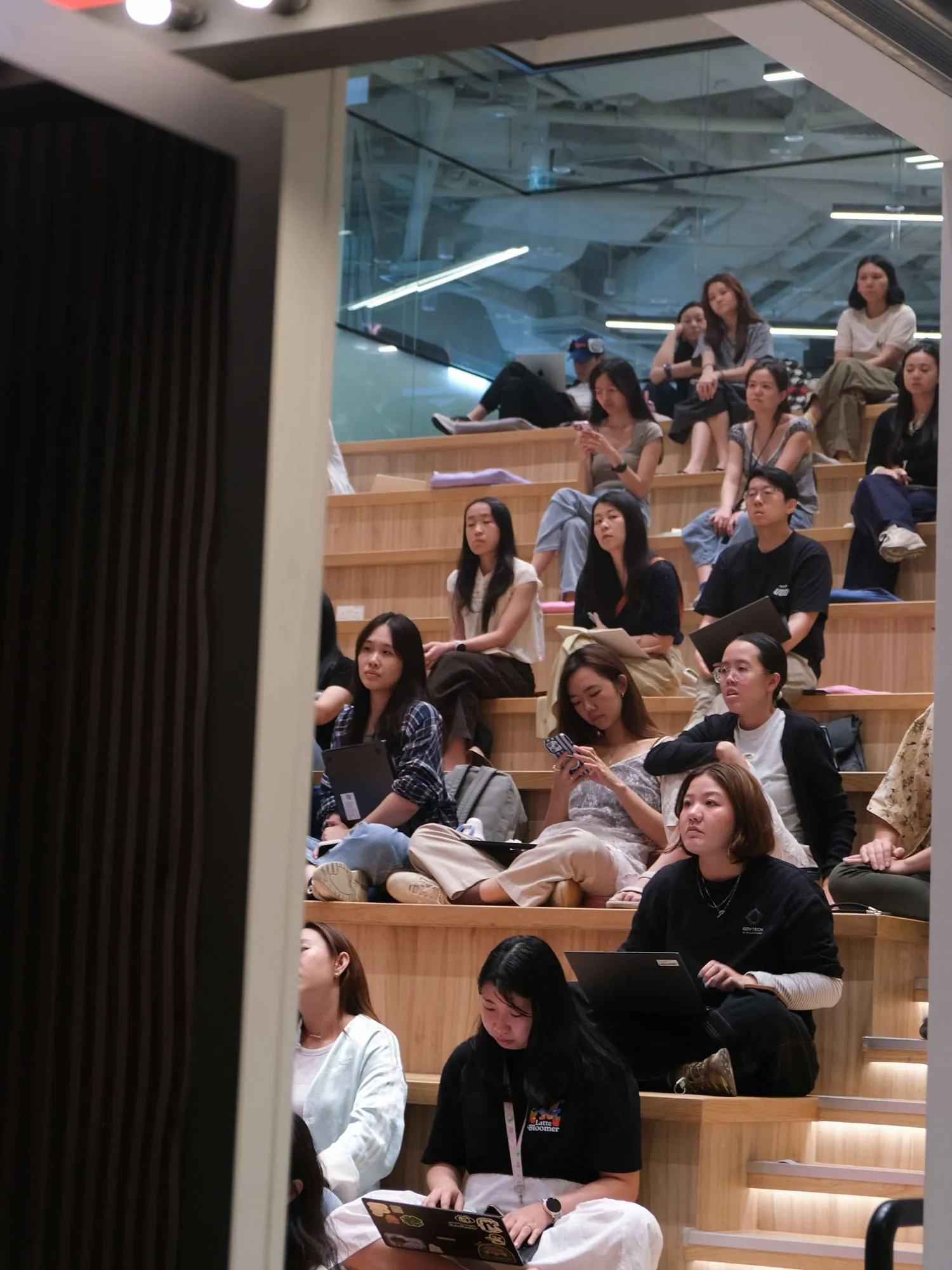 A full house on the steps, seen from the side.